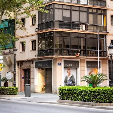 Banus - Center - Super Bright 2br - 2ba - Floor To Ceiling Windows - Prime Ricardo Soriano Location - Close To The & Plaza De Naranjos Old Town - Walk Everywhere - Surrounded By Restaurants, Cafes & Bars *