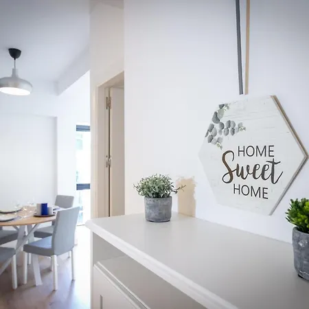 Banus - Center - Super Bright 2br - 2ba - Floor To Ceiling Windows - Prime Ricardo Soriano Location - Close To The & Plaza De Naranjos Old Town - Walk Everywhere - Surrounded By Restaurants, Cafes & Bars *