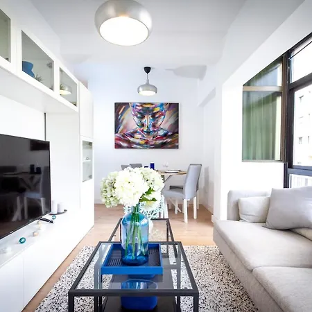 Banus - Center - Super Bright 2br - 2ba - Floor To Ceiling Windows - Prime Ricardo Soriano Location - Close To The & Plaza De Naranjos Old Town - Walk Everywhere - Surrounded By Restaurants, Cafes & Bars * Marbella