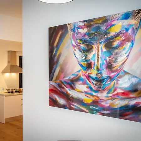 Banus - Center - Super Bright 2br - 2ba - Floor To Ceiling Windows - Prime Ricardo Soriano Location - Close To The & Plaza De Naranjos Old Town - Walk Everywhere - Surrounded By Restaurants, Cafes & Bars *