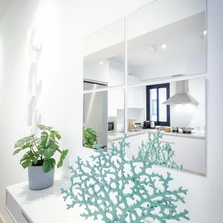 Banus - Center - Super Bright 2br - 2ba - Floor To Ceiling Windows - Prime Ricardo Soriano Location - Close To The & Plaza De Naranjos Old Town - Walk Everywhere - Surrounded By Restaurants, Cafes & Bars